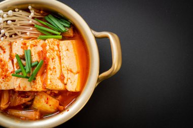 Yumuşak Tofulu Kimchi Çorbası veya Kore Kimchi Güveci - Kore Yemekleri Geleneksel Tarzı
