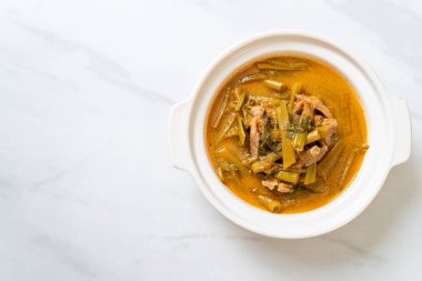 Sabah ihtişamıyla Tayland usulü domuz eti.