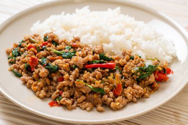 Tayland usulü kızarmış fesleğen, kıymalı domuz ve biberli pilav. Tayland usulü.