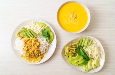 Tayland Pirinç Eriştesi ve Yengeç Körisi ve Çeşitli Sebzeler Tayland yerel güney yemekleri