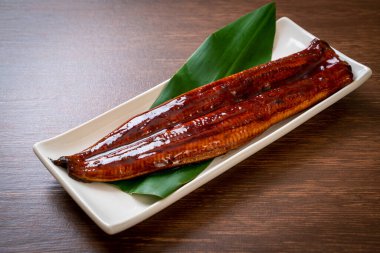 Izgara yılan balığı ya da soslu ızgara unagi (Kabayaki) - Japon yemeği..