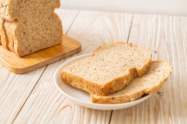 Pan Integral Rodajas Sobre Una Mesa Madera — Foto de Stock