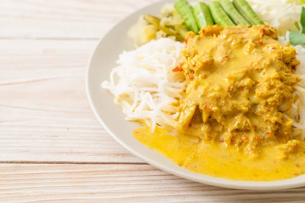 带有螃蟹咖喱和各种蔬菜的泰国米粉 泰国南部食品 — 图库照片