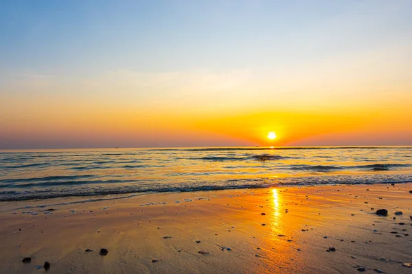 Hermoso Amanecer Atardecer Con Cielo Crepuscular Playa Mar — Foto de Stock
