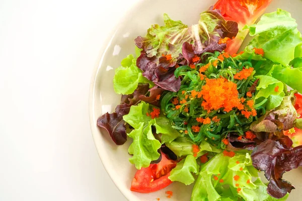 Salada Legumes Com Algas Japonesas Ovos Camarão Isolados Fundo Branco — Fotografia de Stock