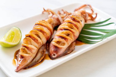 Tabakta teriyaki soslu ızgara kalamar.