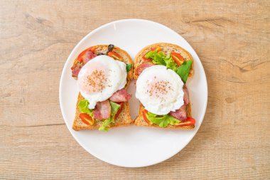 Kahvaltıda sebzeli, pastırmalı, yumurtalı ya da yumurtalı tam buğday ekmeği.