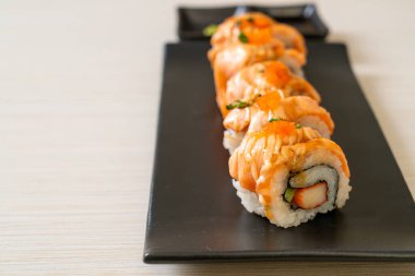 Sos soslu ızgara somon balığı. Japon usulü.