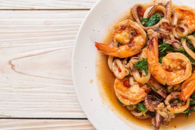 Tayland fesleğenli kızarmış deniz ürünleri (karides ve kalamar) - Asya usulü