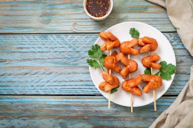 soslu kızarmış sosis şişi.