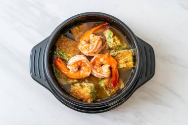 Karides ve sebze omletli Tamarind Paste 'den yapılmış ekşi çorba - Asya usulü.