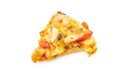 Beyaz arka planda izole edilmiş deniz ürünleri pizzası.