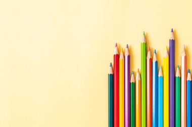 kopyalama alanı olan sarı arkaplan üzerindeki renk kalemi