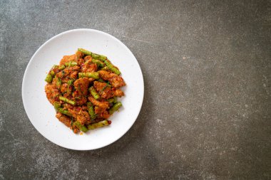 Kızarmış domuz ve fasulyeli kırmızı köri ezmesi. Asya usulü.