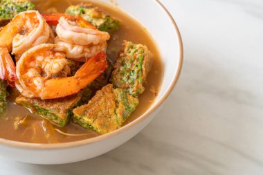 Karides ve sebze omletli Tamarind Paste 'den yapılmış ekşi çorba - Asya usulü.