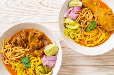 Kuzey Tayland usulü körili şehriye çorbası, tavuk ve haşlanmış domuz eti Tayland usulü.