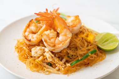Vermicelli Pad Thai veya Tayland usulü karidesli kızartılmış vermicelli.