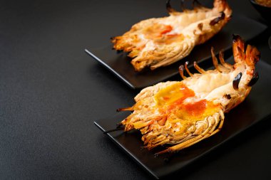 Izgara Taze Dev Nehir Karidesi Baharatlı Deniz Ürünleri Soslu