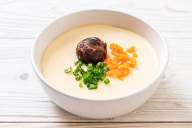 sebze, mantar ve havuç ile ev yapımı haşlanmış yumurta