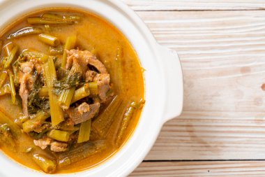 Sabah ihtişamıyla Tayland usulü domuz eti.