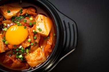  Tofu ve yumurtalı Kimchi Çorbası veya Kore Kimchi Güveci - Kore Yemekleri Geleneksel Tarzı
