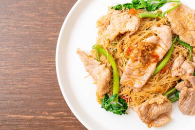 Kızarmış pirinç vermicelli ve domuz etli mimoza Asya usulü.