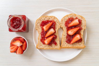 Çilek reçelli ve taze çilekli ev yapımı tam buğday ekmeği.