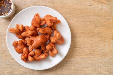 soslu kızarmış sosis.