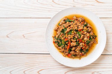 Tayland usulü kızarmış fesleğen, kıymalı ve biberli Tayland usulü.