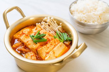 Yumuşak Tofulu Kimchi Çorbası veya Kore Kimchi Güveci - Kore Yemekleri Geleneksel Tarzı