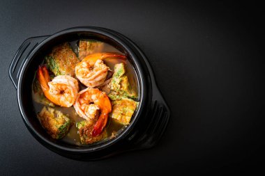 Karides ve sebze omletli Tamarind Paste 'den yapılmış ekşi çorba - Asya usulü.