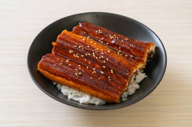 Japon yılan balığı pilav kasesi ya da Unagi don ile kızartılır.