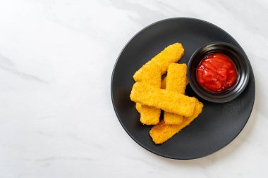 Kızarmış balık kroket ve ketçaplı ekmek kırıntıları.