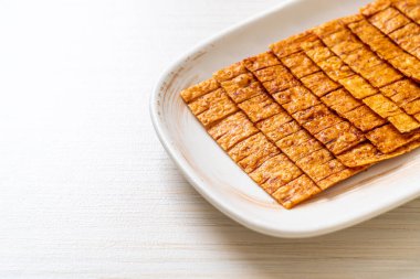 tabakta kalamar deniz ürünleri atıştırması