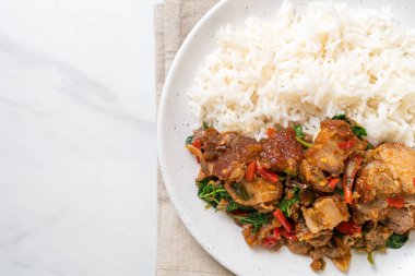 Kızarmış domuz eti ve pirinçli fesleğen Asya yerel sokak yemeği tarzı.