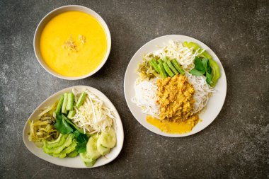Tayland Pirinç Eriştesi ve Yengeç Körisi ve Çeşitli Sebzeler Tayland yerel güney yemekleri
