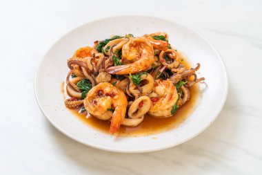 Tayland fesleğenli kızarmış deniz ürünleri (karides ve kalamar) - Asya usulü