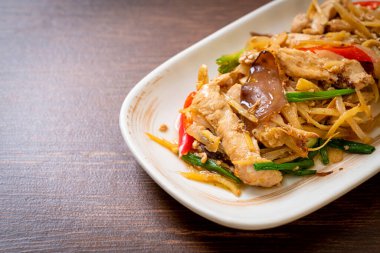 Zencefilli kızarmış tavuk. Asya usulü.