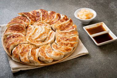 Japon usulü soya soslu kızarmış gyoza ya da hamur tatlısı.