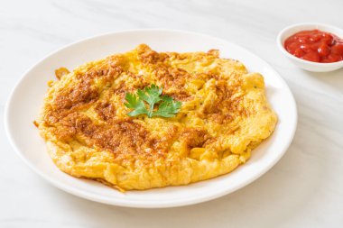 Omlet ya da ketçaplı omlet.