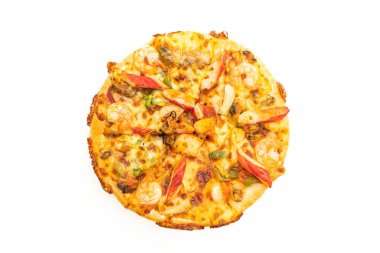 Ahşap tepside deniz ürünleri pizzası. Beyaz arka planda izole edilmiş.