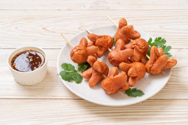 soslu kızarmış sosis şişi.