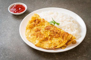 Pirinç ve ketçaplı omlet veya omlet.