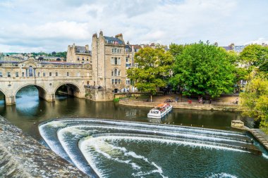 İngiltere, Bath 'daki Pulteney Köprüsü Nehri manzarası.