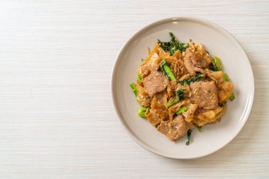 Kızarmış pirinç eriştesi, soya sosu, domuz eti ve lahana. Asya usulü.