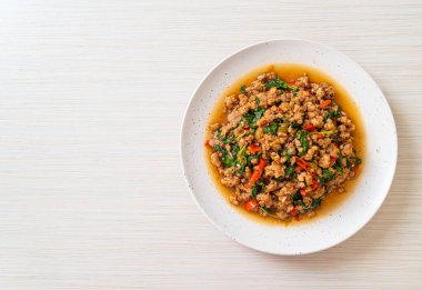 Tayland usulü kızarmış fesleğen, kıymalı ve biberli Tayland usulü.