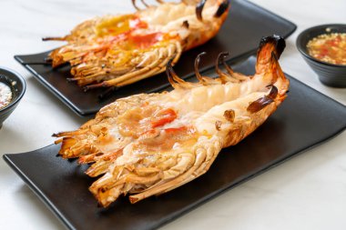 Izgara Taze Dev Nehir Karidesi Baharatlı Deniz Ürünleri Soslu