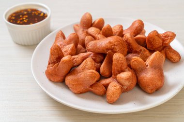 soslu kızarmış sosis.