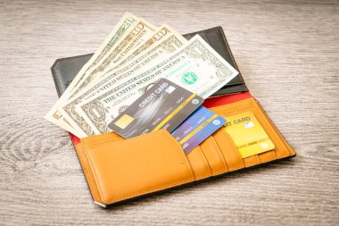 Para ve kredi kartlı cüzdan - Ekonomi ve finans kavramı