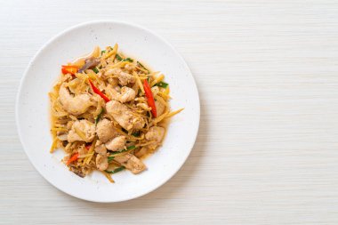 Zencefilli kızarmış tavuk. Asya usulü.